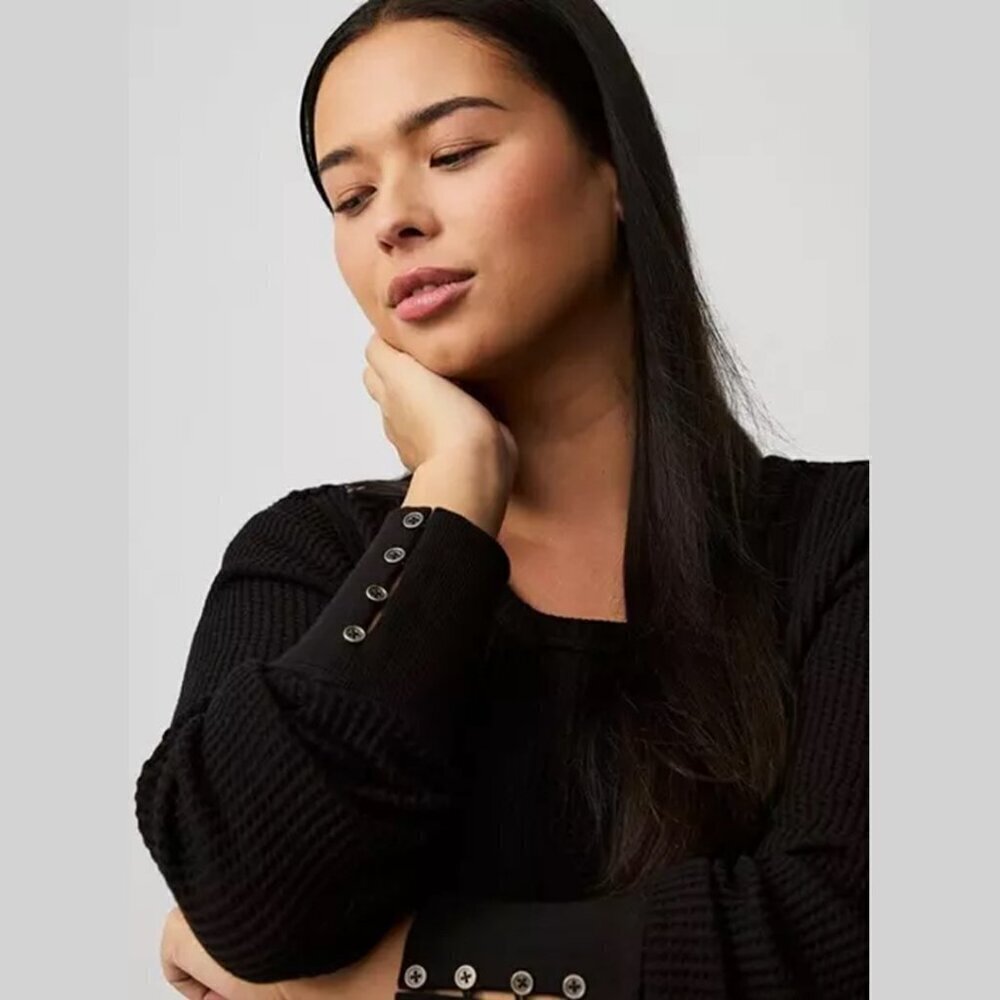Torrid - Fitted Crewneck Tee in Deep Black​​​​​​